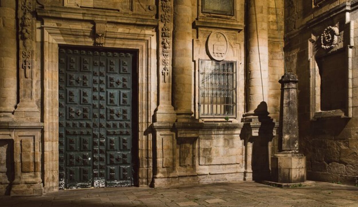 La sombra del peregrino en la Plaza de la Quintana