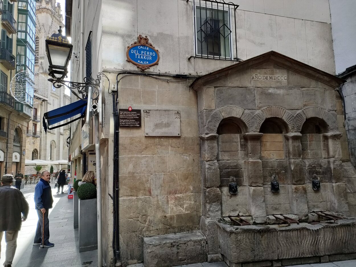 Fuente del Perro en el casco viejo de Bilbao