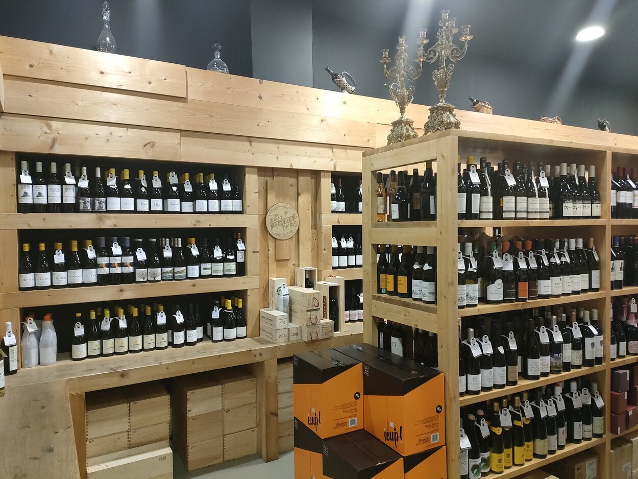 Imagen del interior de la vinoteca Manu Martín de Bilbao