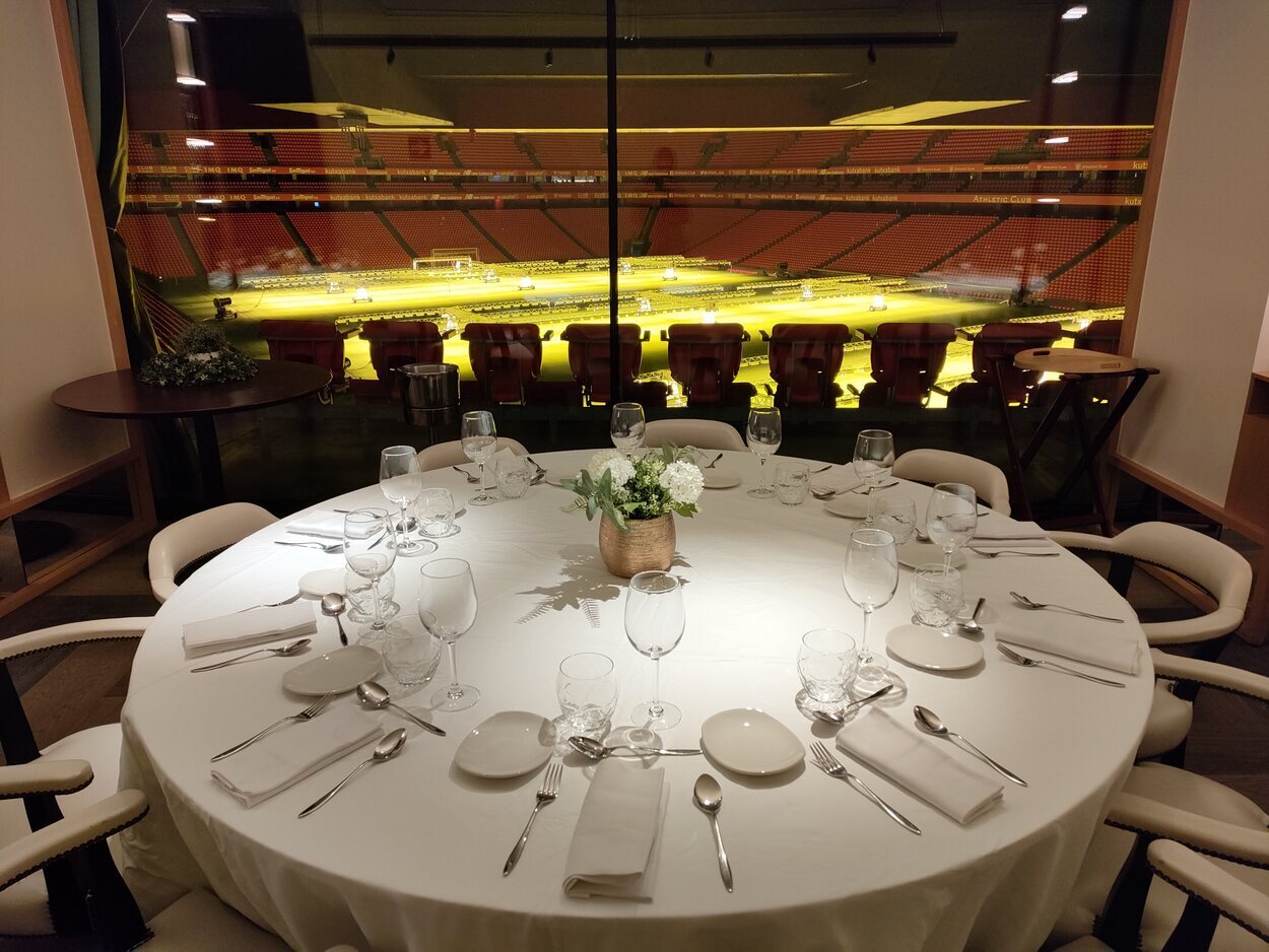 Es posible comer o cenar con vistas al campo del Athletic de Bilbao