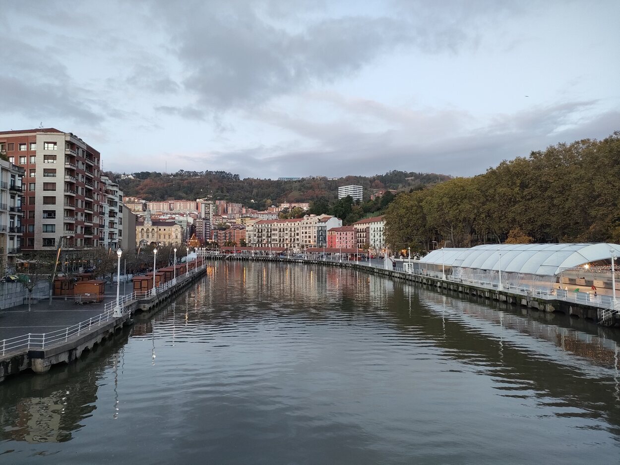 Vista de la ría de Bilbao con el Ayuntamiento al fondo