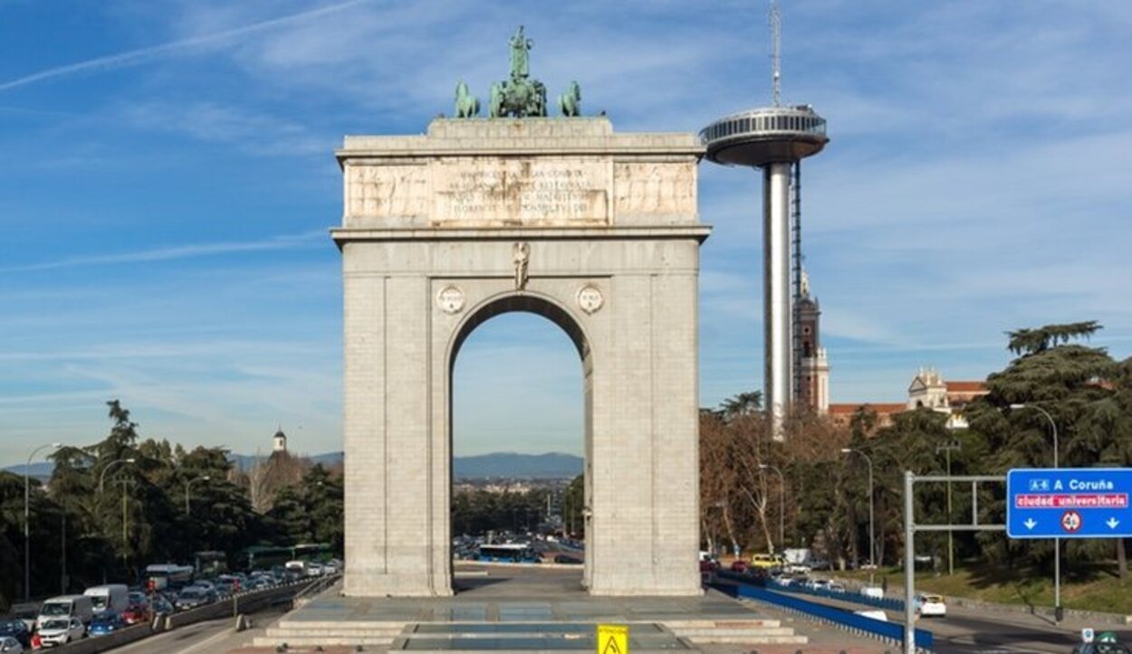 El Arco de la Victoria, el Museo de América un poco más adelante junto Ciudad Universotario