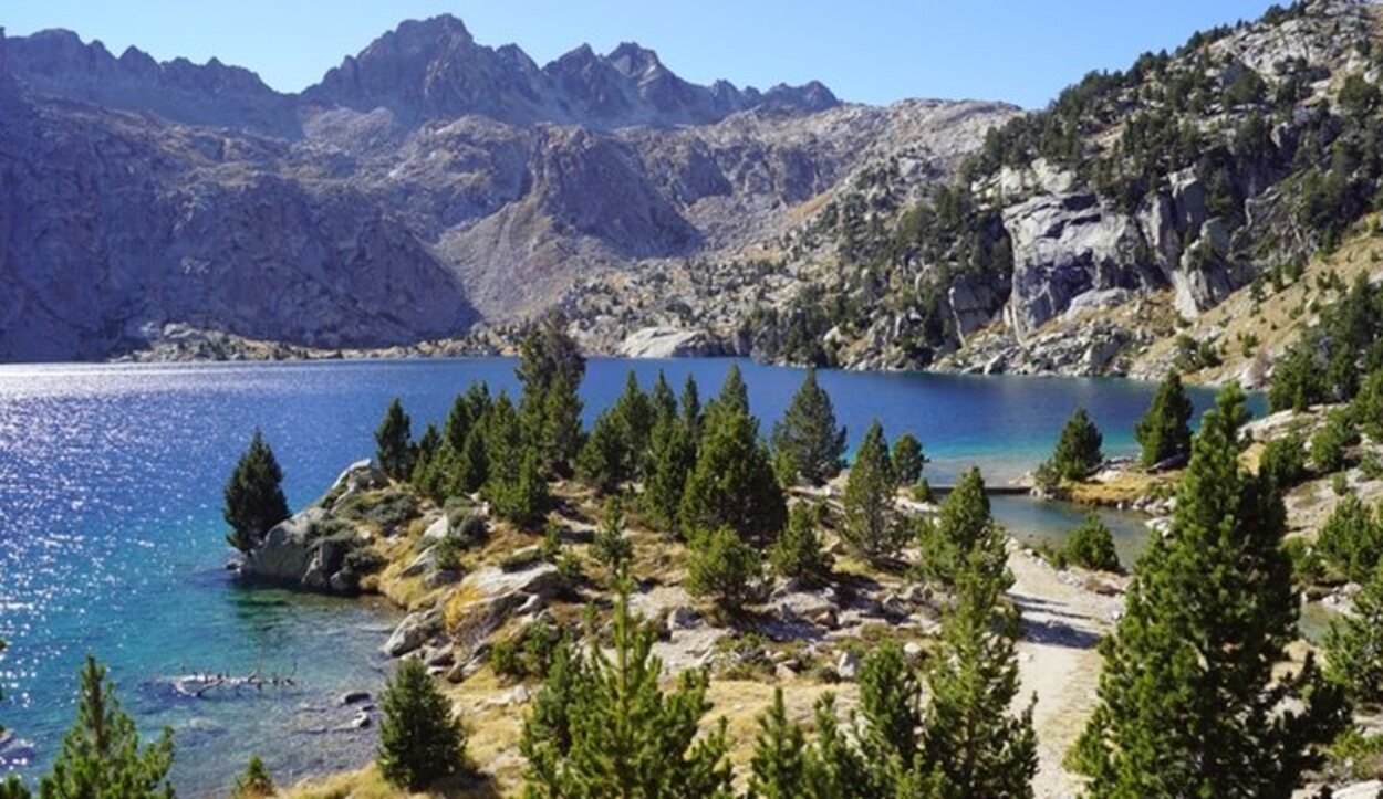 En el Parque Nacional de Aigüestortes y Lago de Sant Maurici se pueden llegar a visitar cerca de 80 lagos distintos