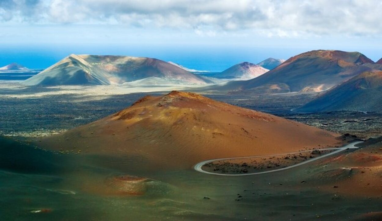 El Parque Nacional del Timanfaya es una de las principales atracciones turísticas de la isla