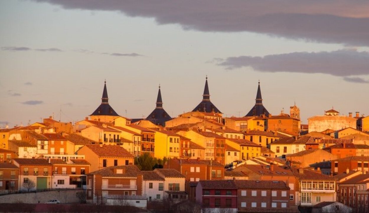 La vista general del pueblo al atardecer es una de las mejores experiencias gracias a los reflejos en sus ladrillos