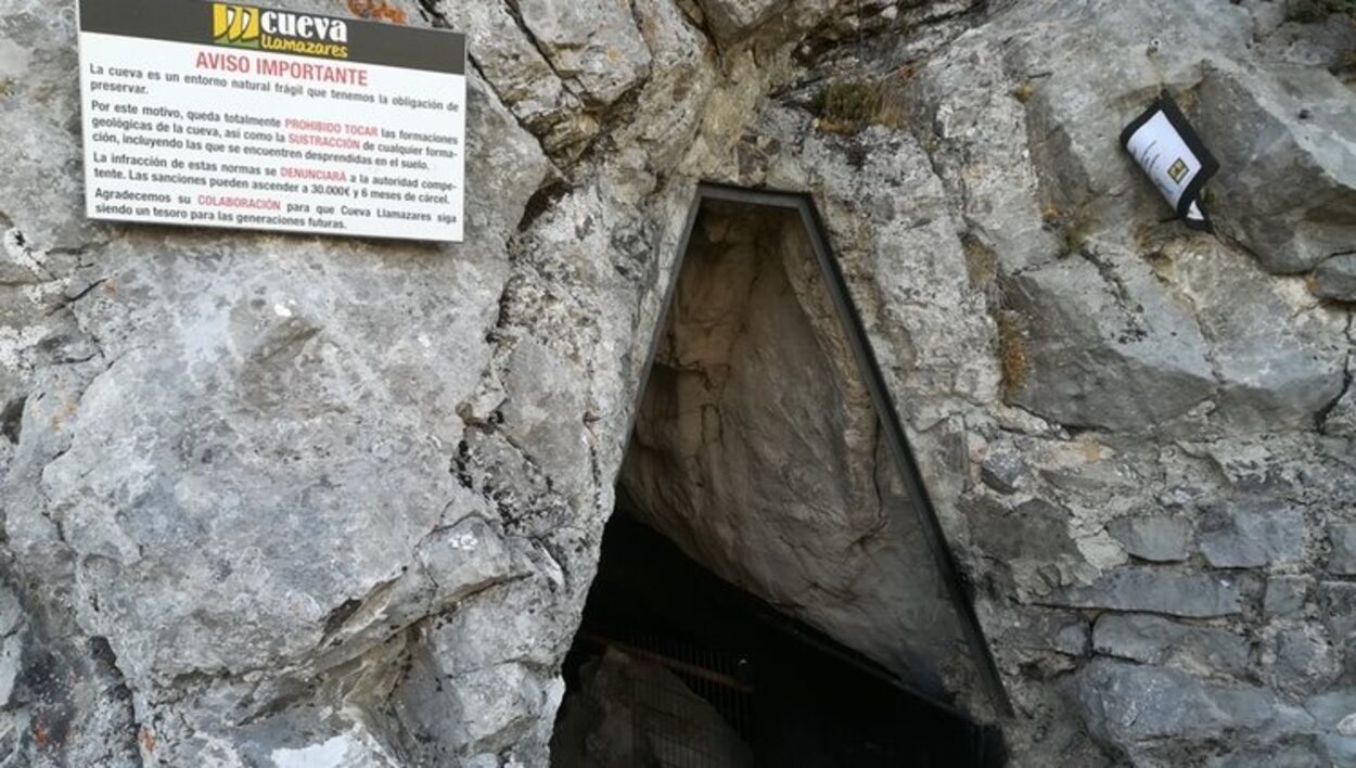 La entrada de la cueva nos guía hacia una experiencia inigualable 