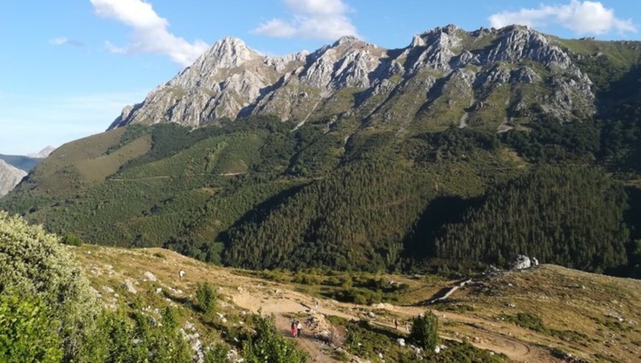 El camino de ida y vuelta a la cueva Llamazares ofrece vistas espectaculares