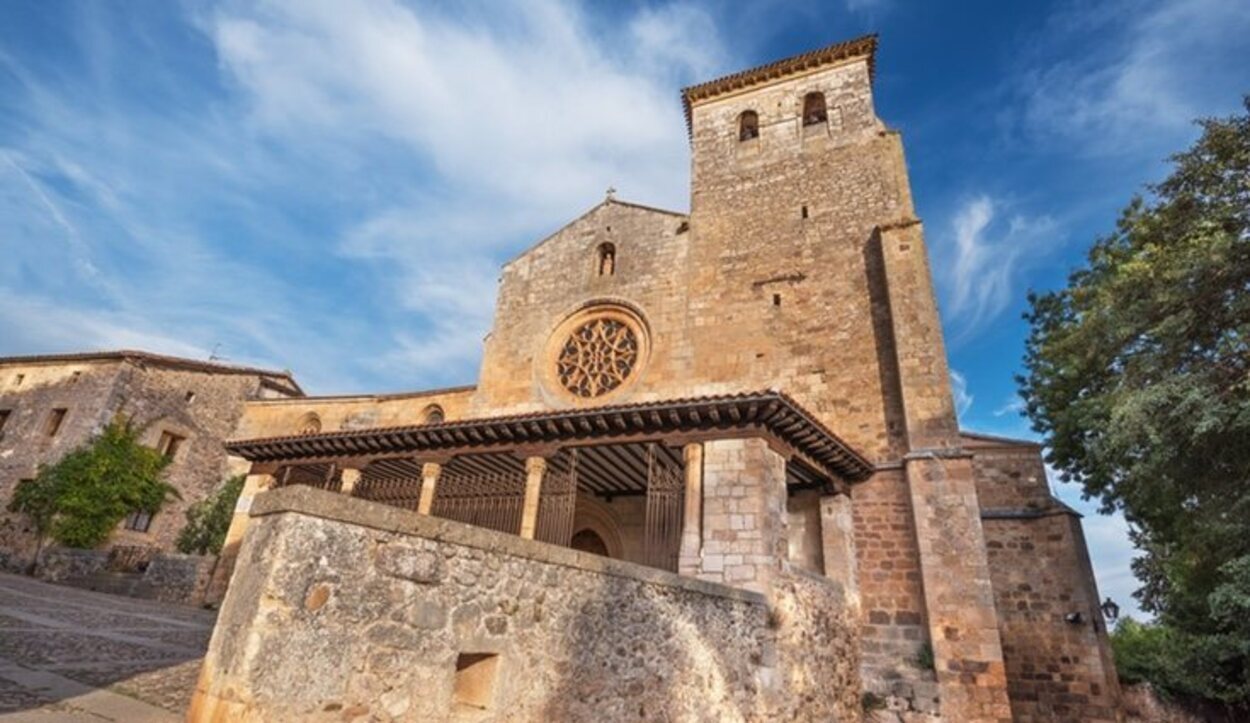 La Colegiata de San Cosme custodia en su interior los sepulcros de reyes de otra época