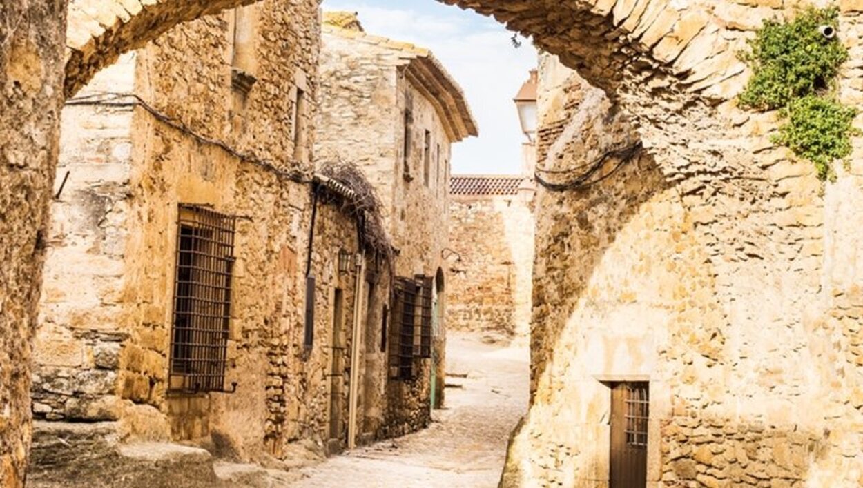 Dar un paseo por Peratallada es como viajar a la época medieval