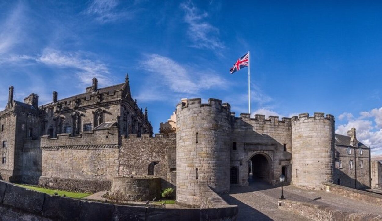 La entrada al castillo impone desde el primer momento