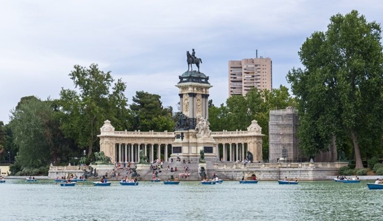 Es parada obligatoria en nuestra visita a Madrid navegar por el Retiro