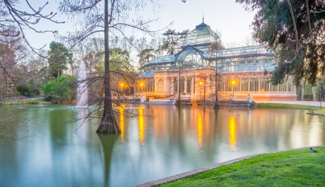 Una de las mejores formas de visitar el Palacio de Cristal es aprovechando la noche