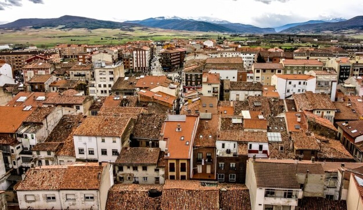 Las calles de este pueblo son de paso obligado si haces el Camino de Santiago