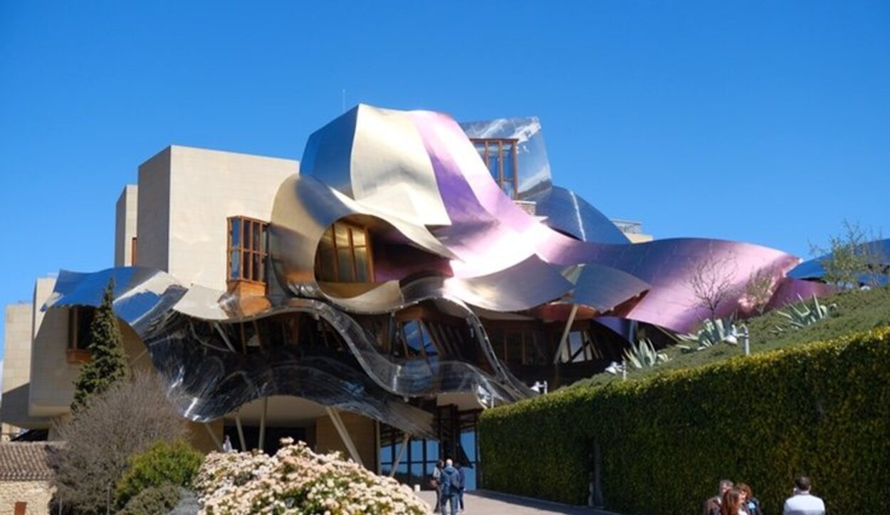 La arquitectura de Bodegas Marqués recuerda al del Museo Guggenheim de Bilbao