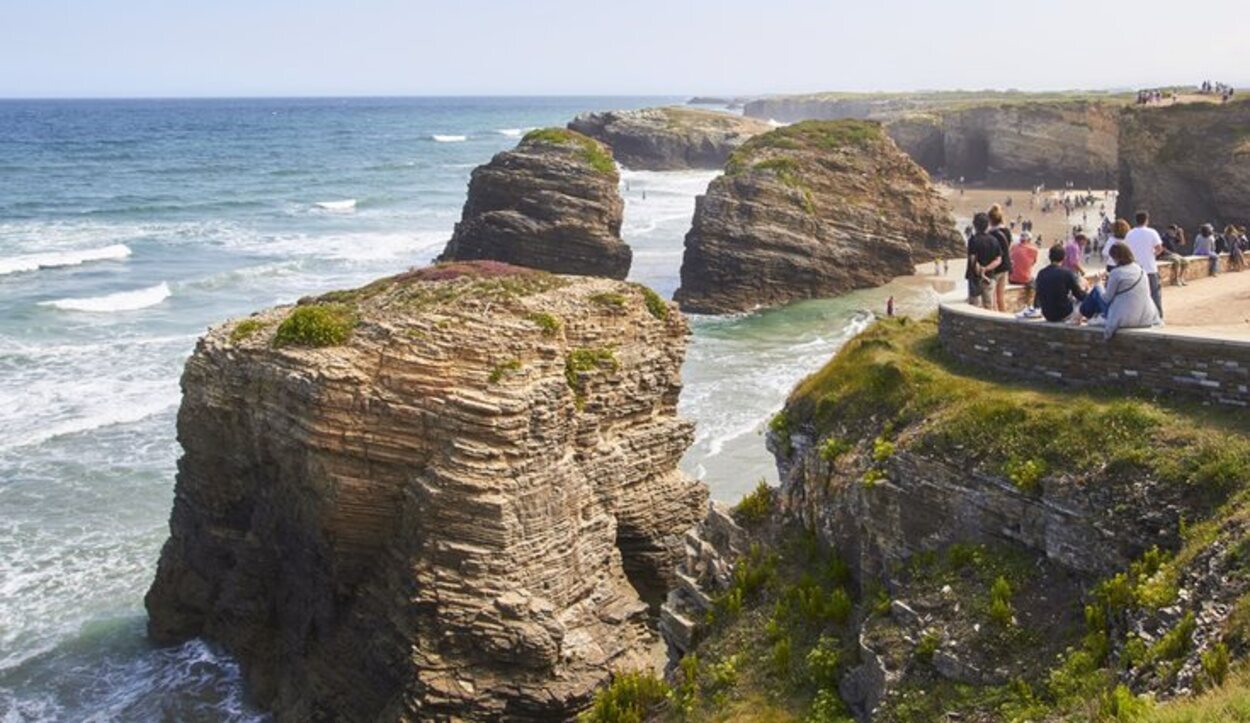 Hay piedras erosionadas a distintos niveles puediendo comprobar como va evolucionando