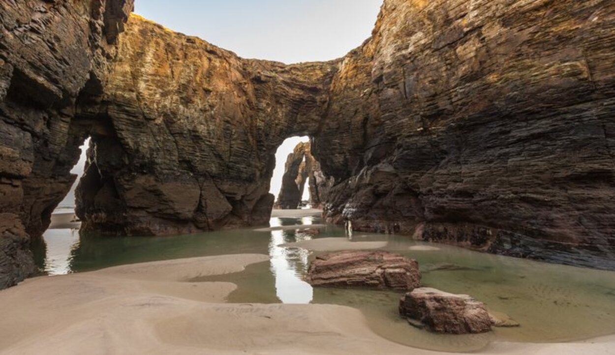 Con la marea baja se crean pequeñas charcas en las que bañarse sin peligro