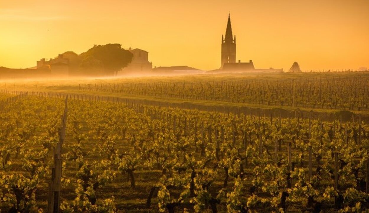 Disfruta de la puesta de Sol y de una buena copa de vino en este pueblo