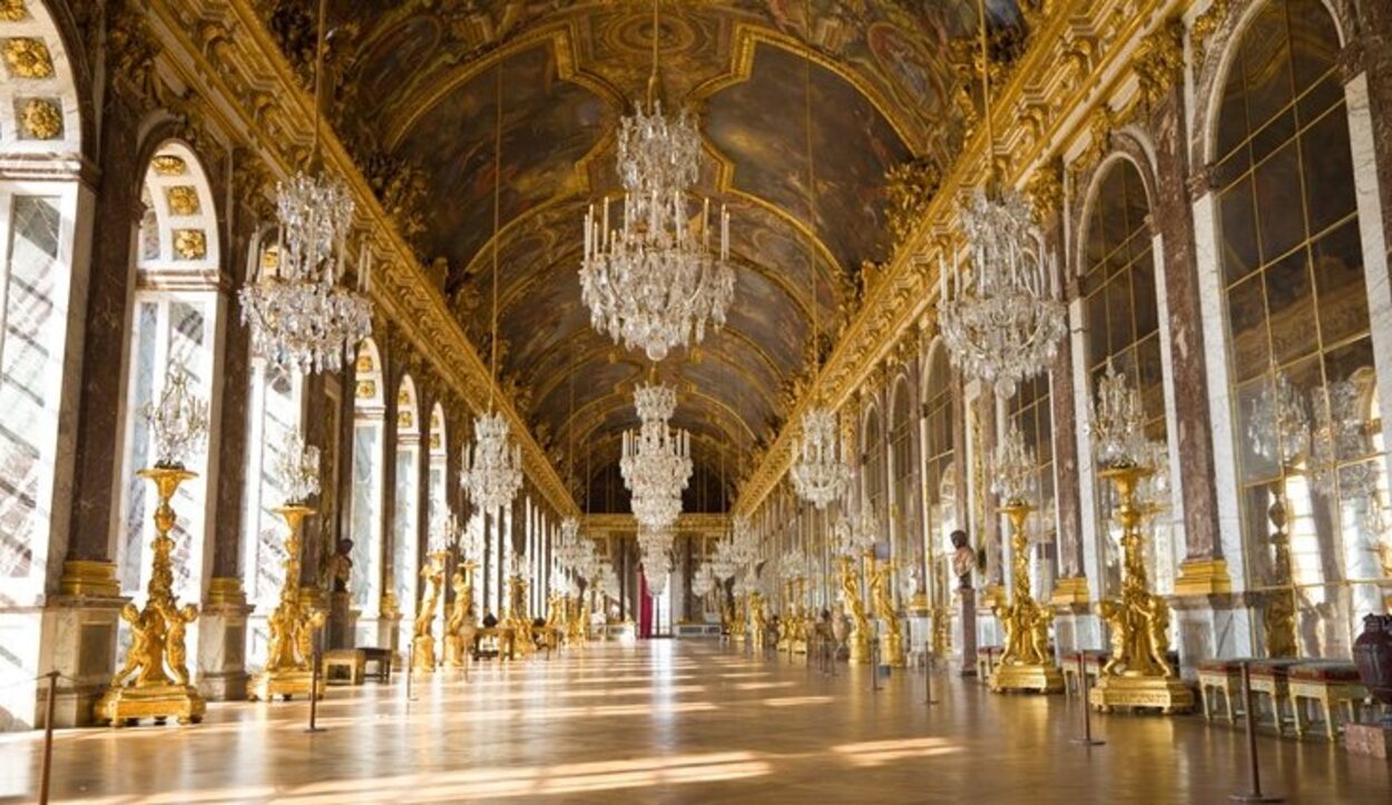 La famosa sala de los espejos en el interior del Palacio de Versalles