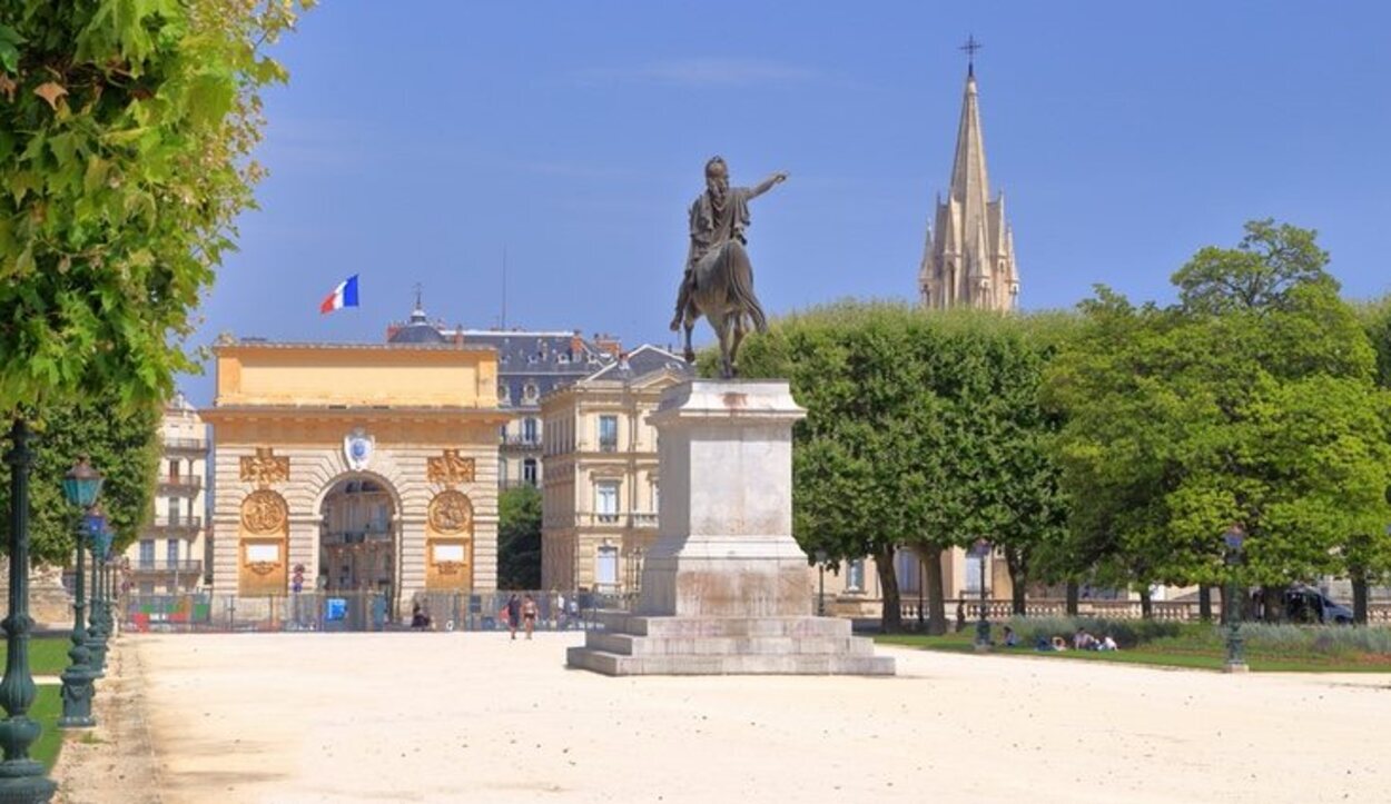 La estatua de Luis XIV con el Arco del Triunfo de fondo