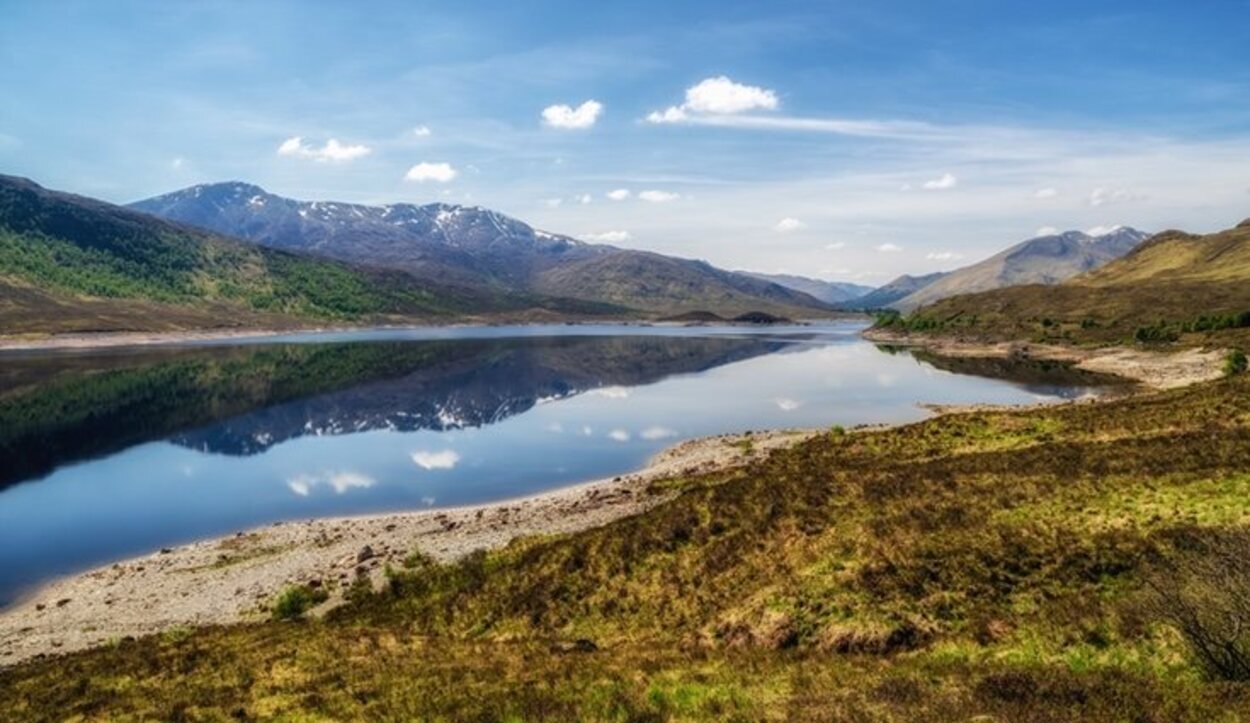 Hay pequeños pueblos cercanos al lago donde hospedarte durante tu visita