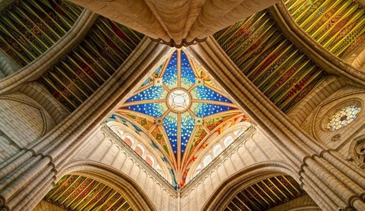 El interior de la Catedral de La Almudena