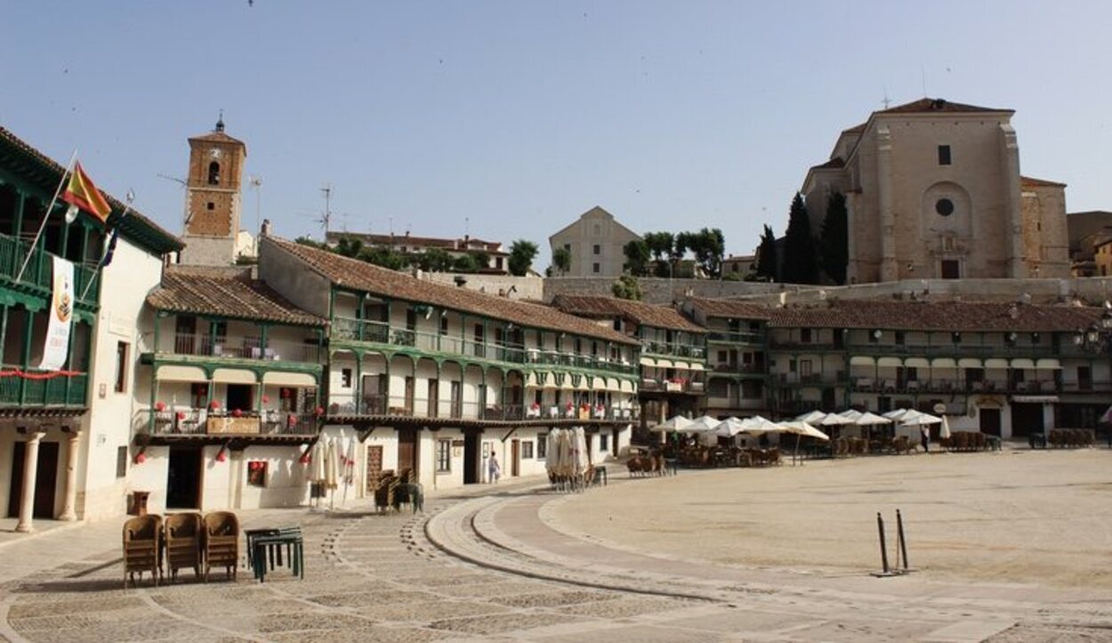 Las casas que cierran la plaza tienen hasta un total de 234 balcones de madera llamados claros