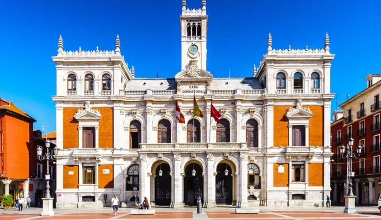 La estatua del Conde Ansúrez que preside la plaza es del escultor Aurelio Pérez Carretero