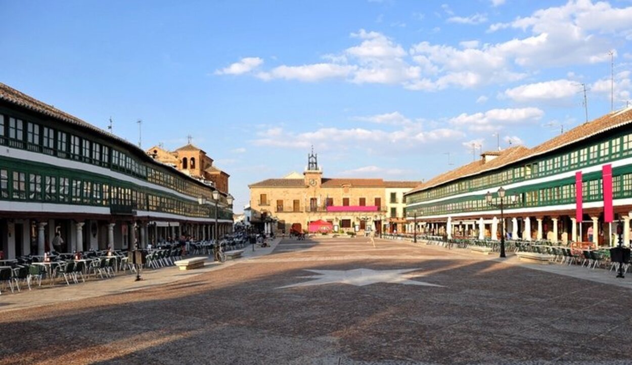 El Corral de Comedias, cuya entrada está en un lateral de la plaza, es una reliquia viva de las representaciones teatrales