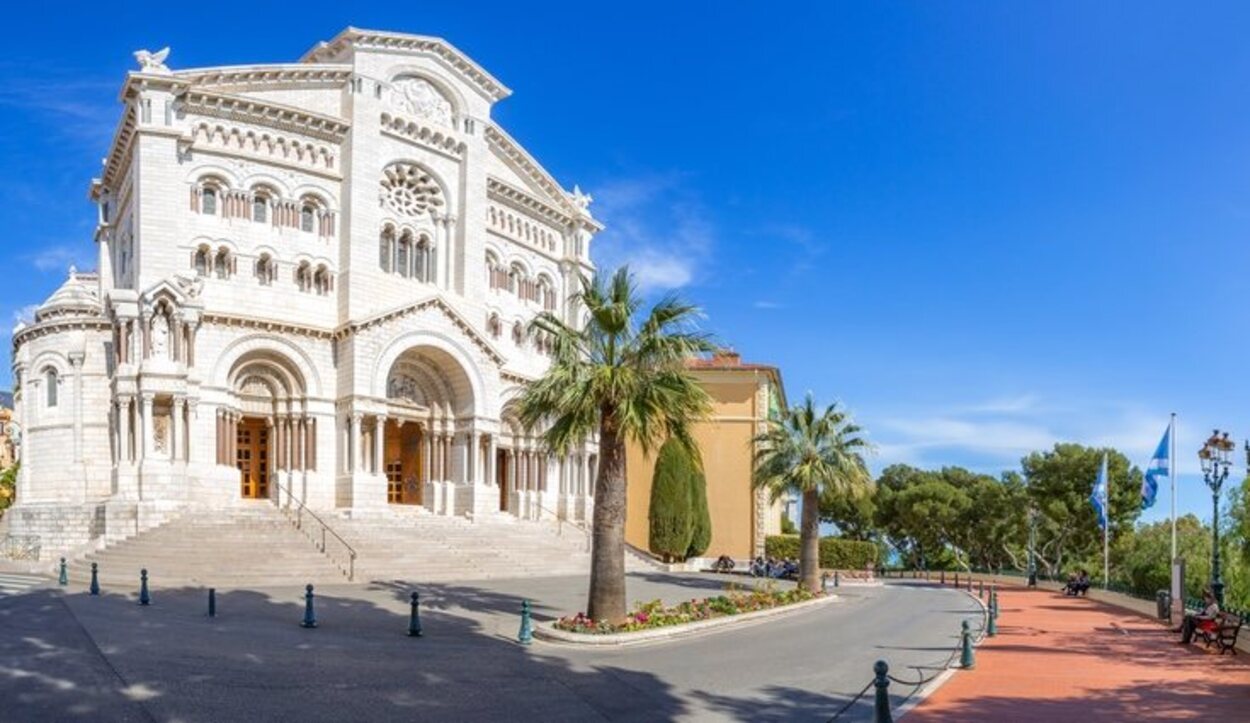 Cerca del palacio está la Catedral de Mónaco