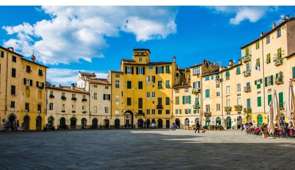 La Plaza del Anfiteatro es la única en el mundo que esconde un anfiteatro romano del siglo I