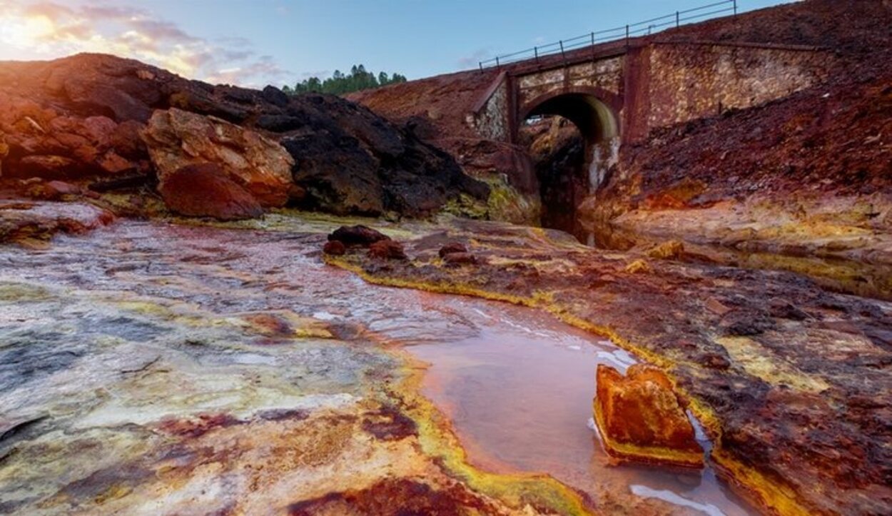 Debe su nombre al color de sus aguas, producido por el hierro disuelto en ellas