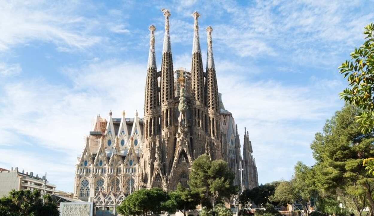 En la fachada, al lado de la escultura del Beso de Judas, existe un misterioso cuadro mágico