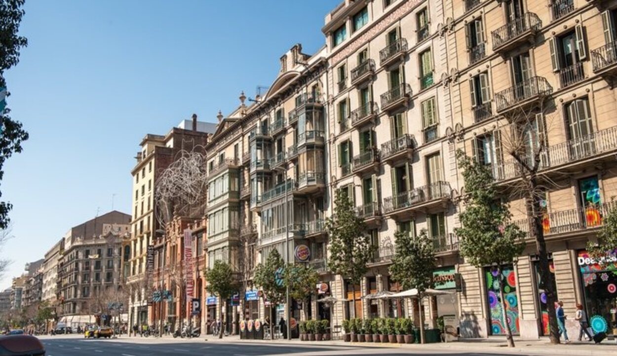 El Paseo de Gracia compite en interés y hermosura con los Campos Elíseos parisinos