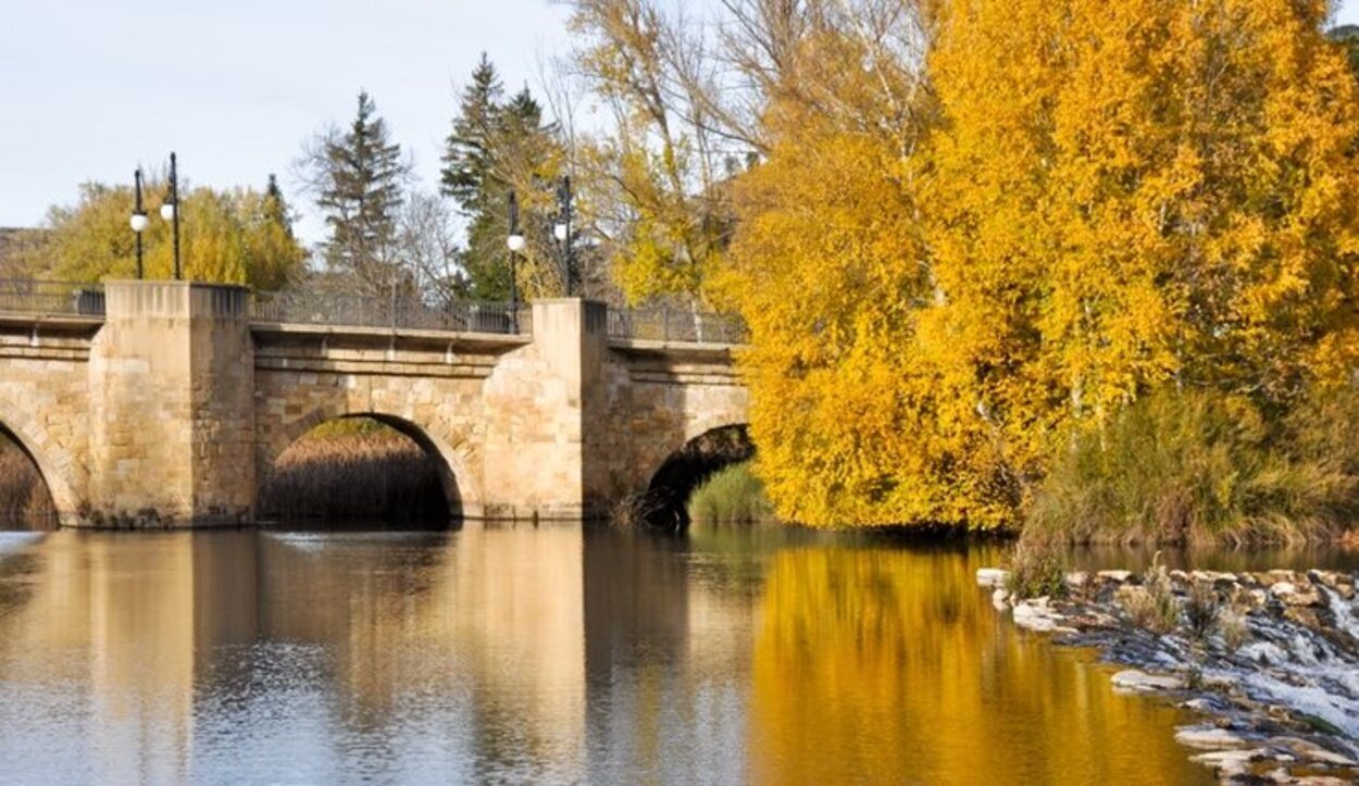 El río discurre por las provincias españolas de Soria, Burgos, Valladolid, Zamora y Salamanca