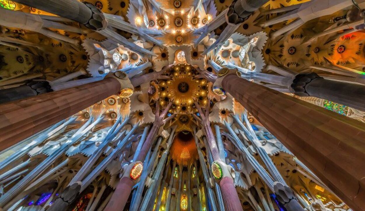 El techo interior de la Sagrada Familia fue concluido en 2010