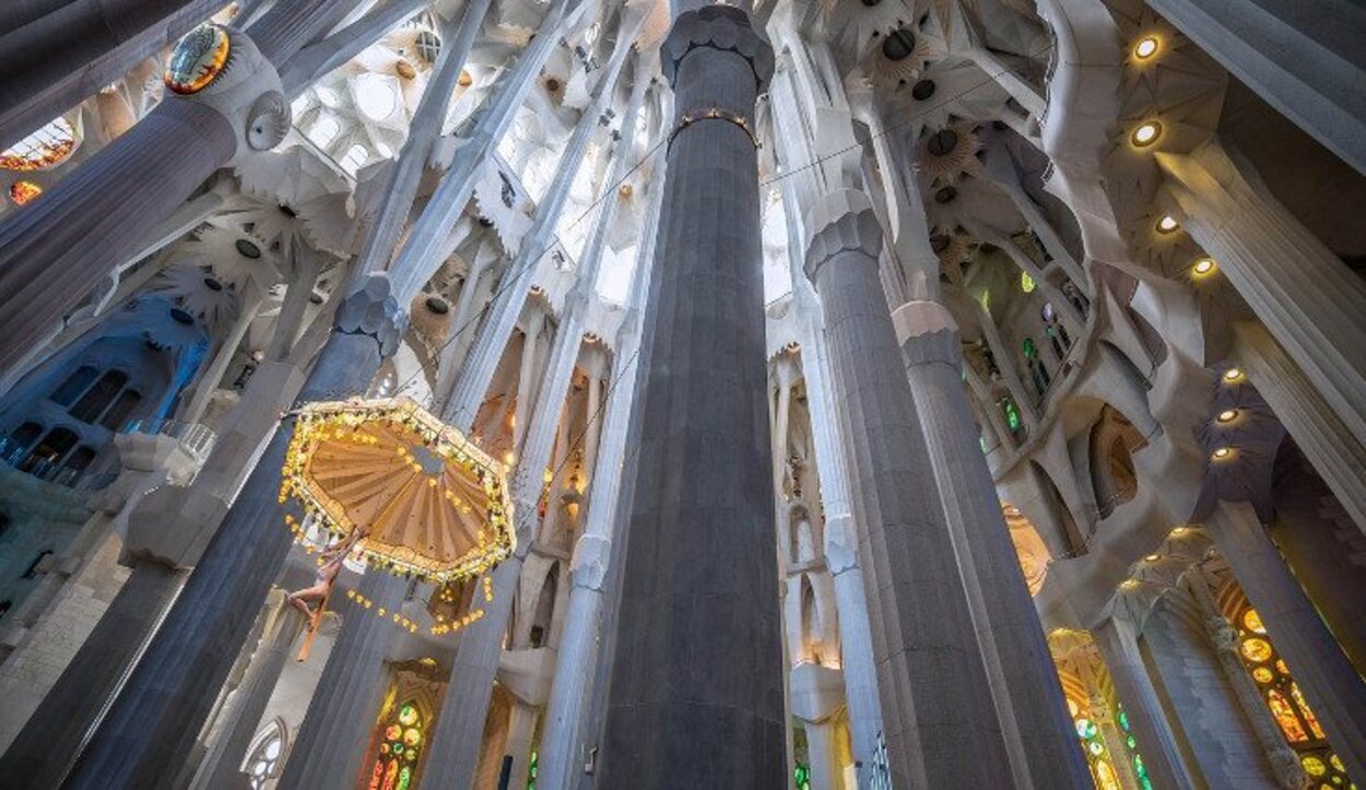 Detalle del Cristo crucificado que preside el Altar Mayor de la Sagrada Familia