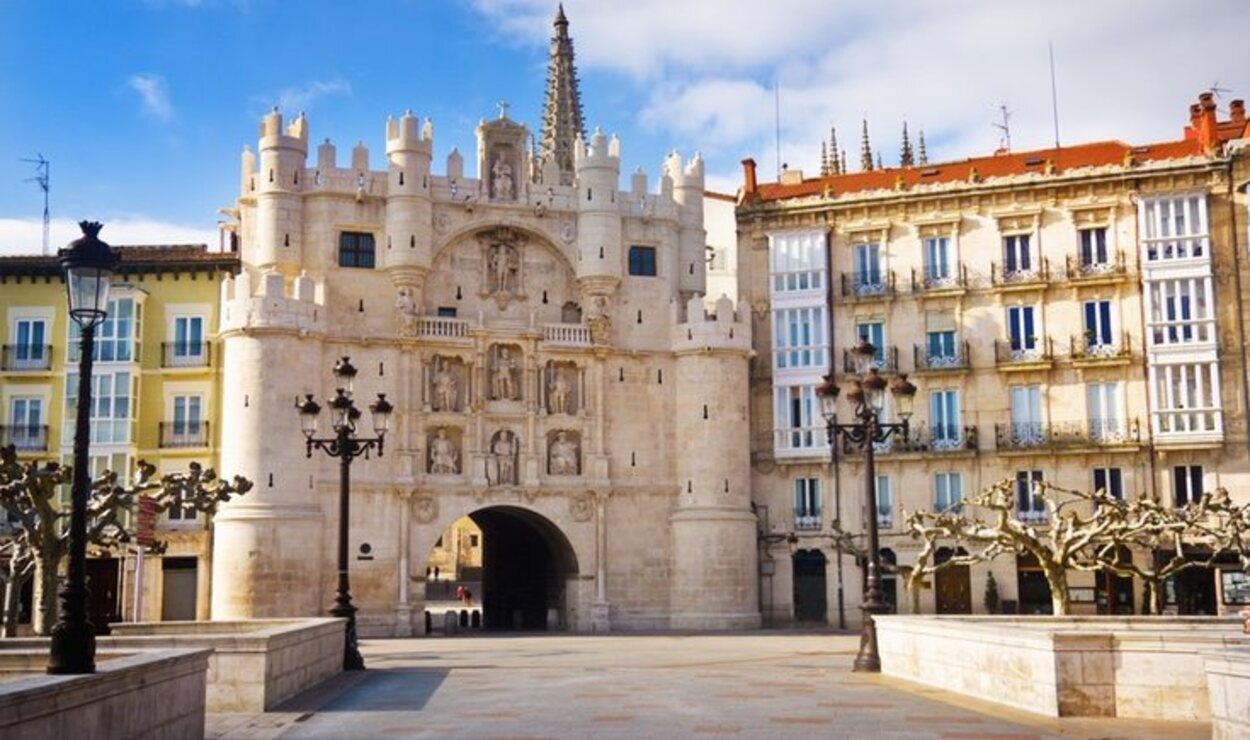 El Arco de Santa María es todo un rincón de mito y leyendas