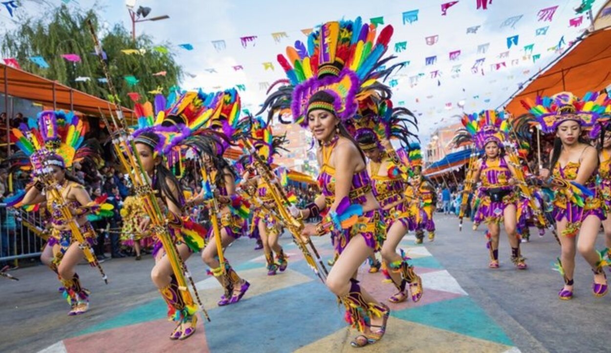 La Diablada, danza típica de Oruro, es característica por llevar careta y el traje de diablo