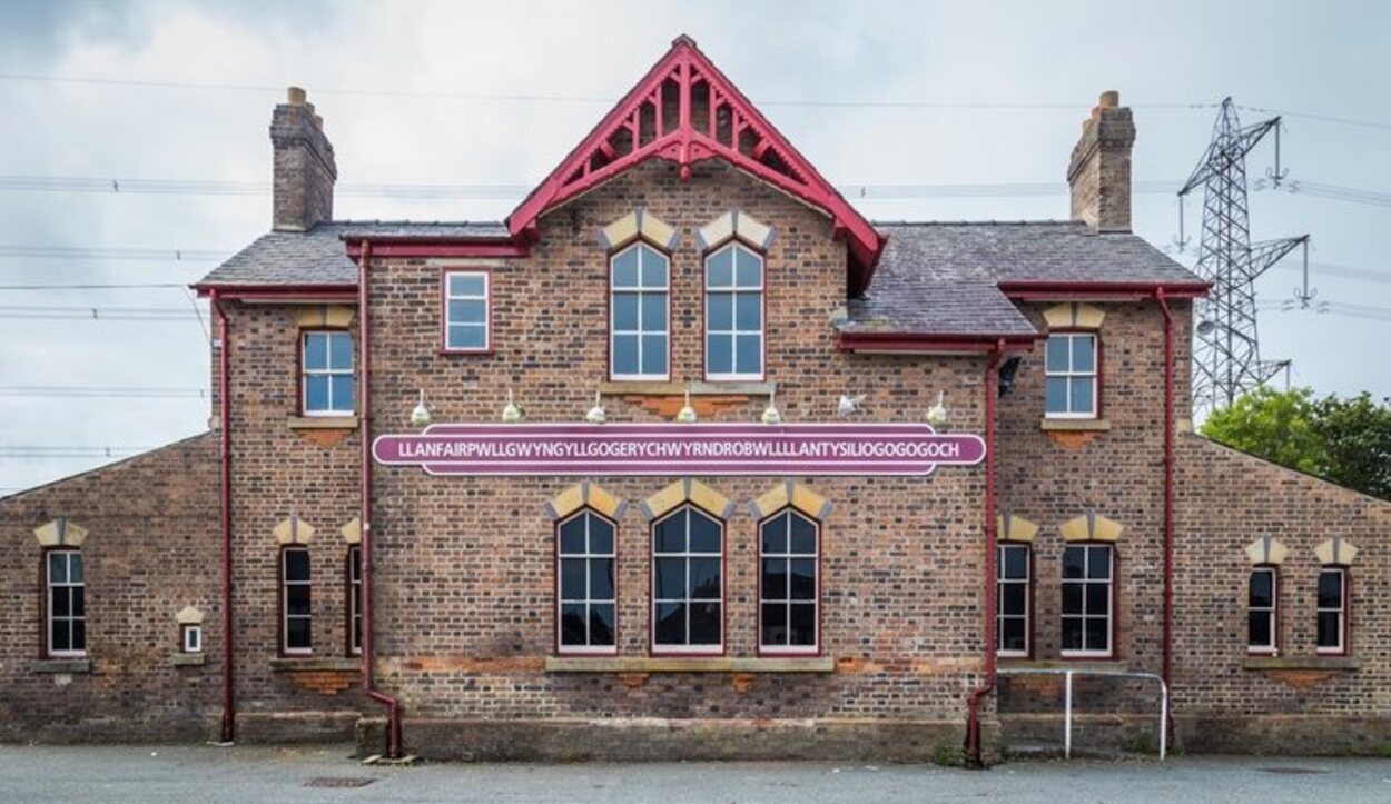 El primer pueblo tras pasar el Britannia Bridge es Llanfairpwllgwyngyll