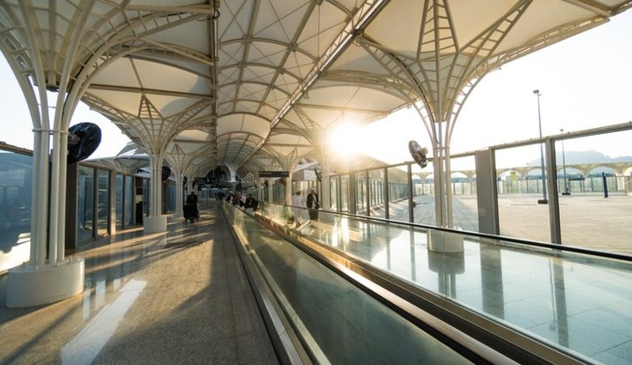 Las zonas de descanso de este aeropuerto brillan por su ausencia