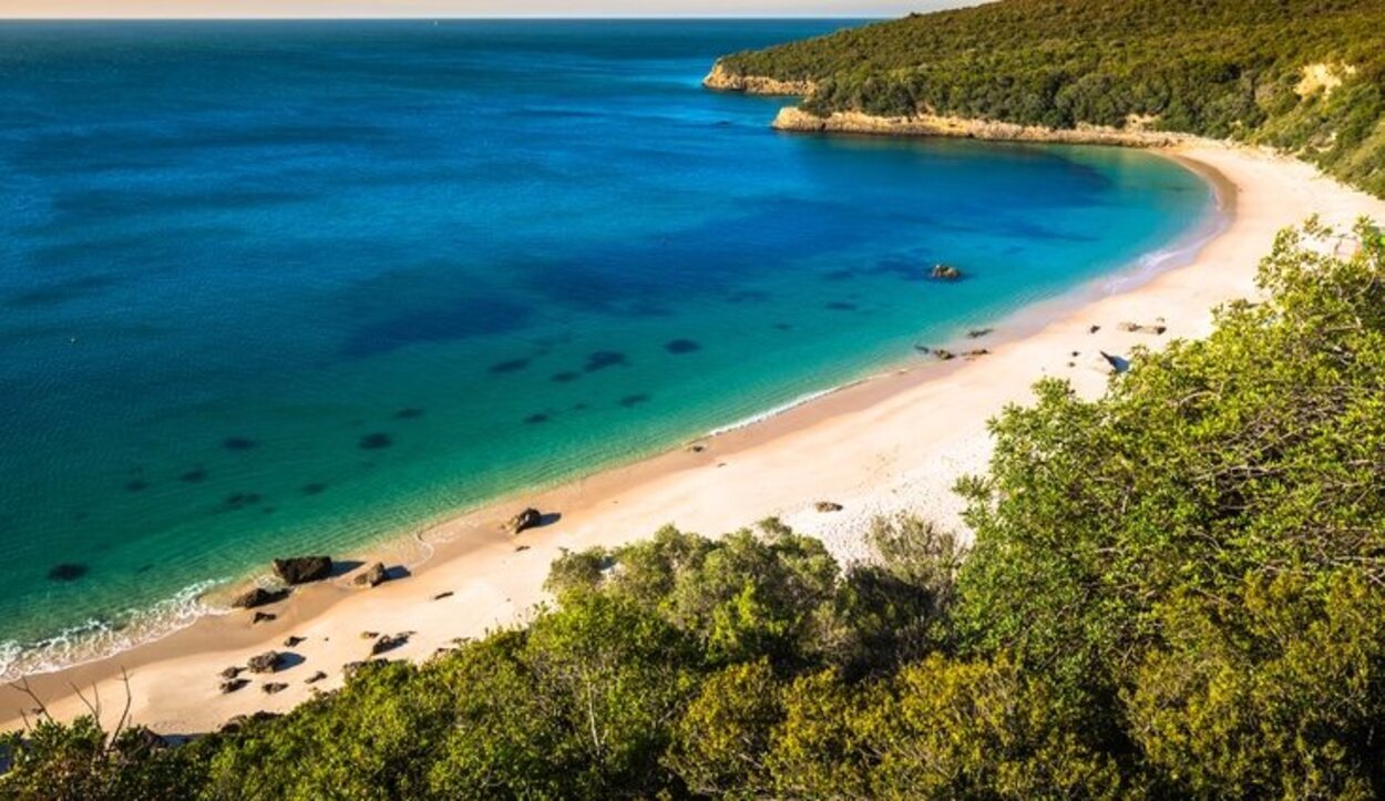 La Playa de Portinho da Arrábida es el sitio perfecto para desconectar y evadirte del mundo