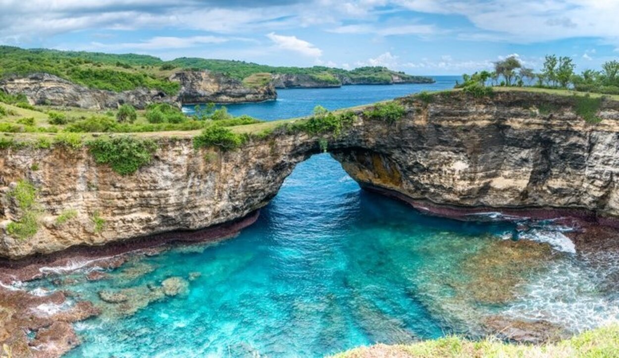 La mejor opción para disfrutar la isla de Nusa Penida es hacer una ruta en moto acuática