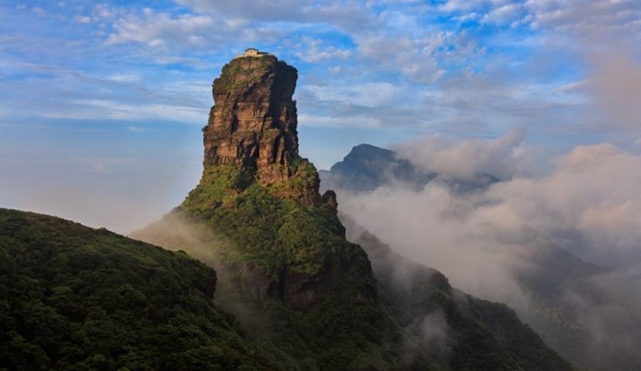 El Monte Fanjingshan es una isla de rocas que flota sobre un océano cárstico