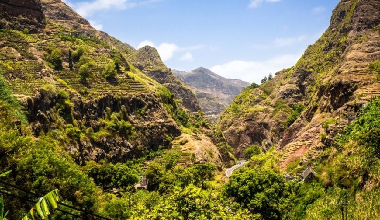 Santo Antão atrae a muchos turistas para hacer excursionismo por sus gargantas, y cañones