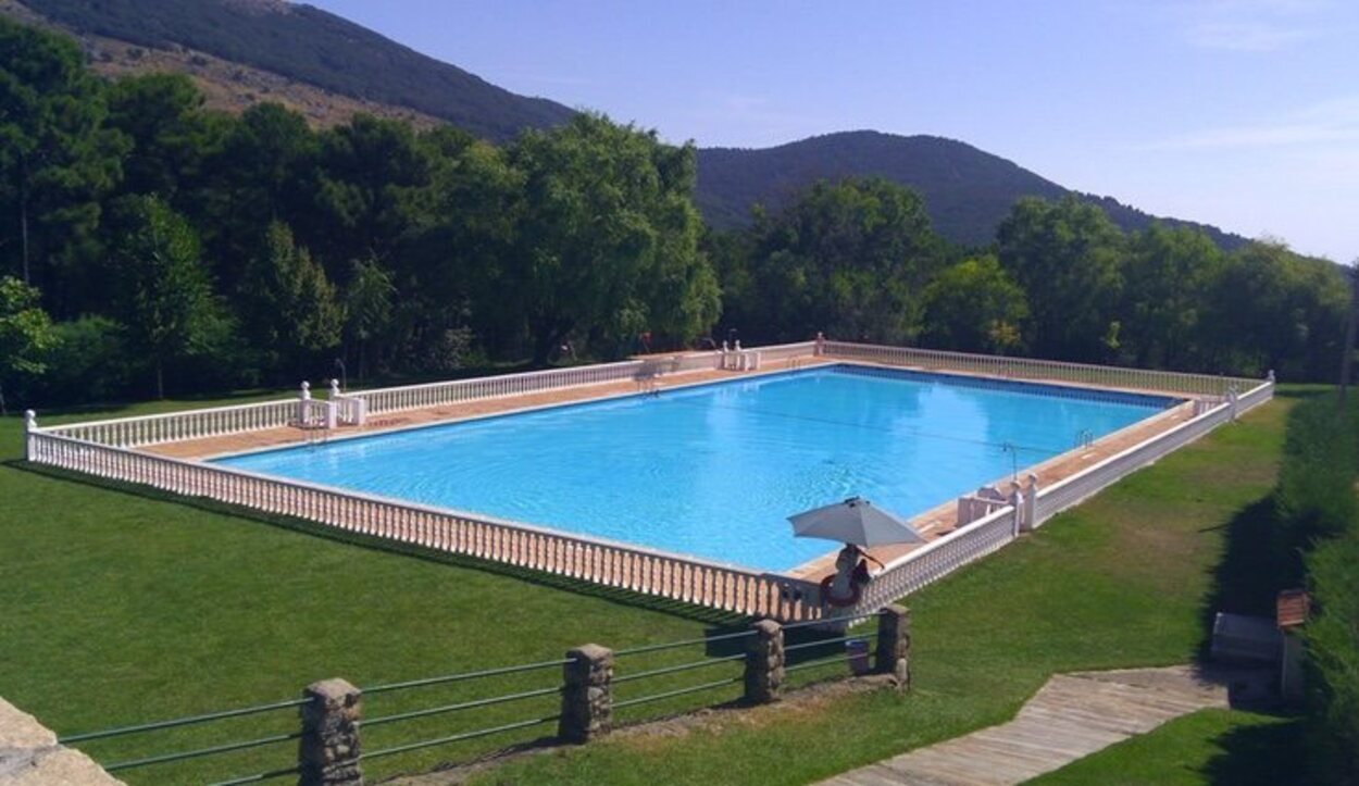 Si vas en verano no te olvides del bikini para darte un chapuzón en la piscina municipal