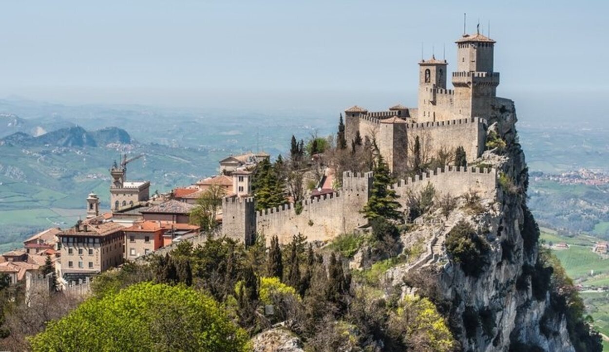 Hay un sendero que permite ir conociendo las torres con unas vistas increíbles