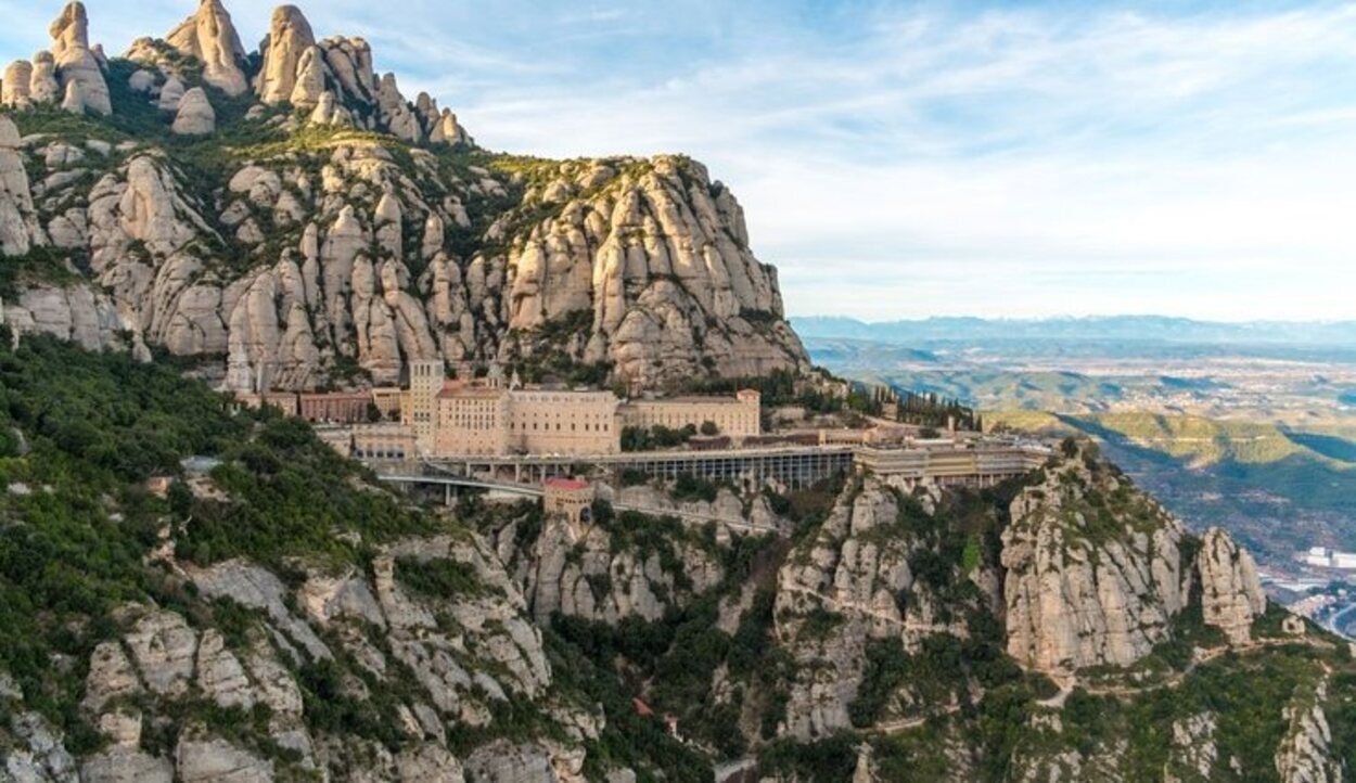 Está en la montaña homónima, en forma de sierra, por eso la traducción es 'monte serrado'