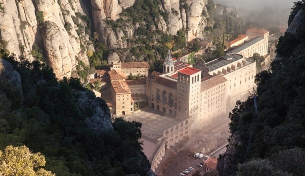 Esta abadía se construyó en lo alto de la montaña que da nombre a este pueblo