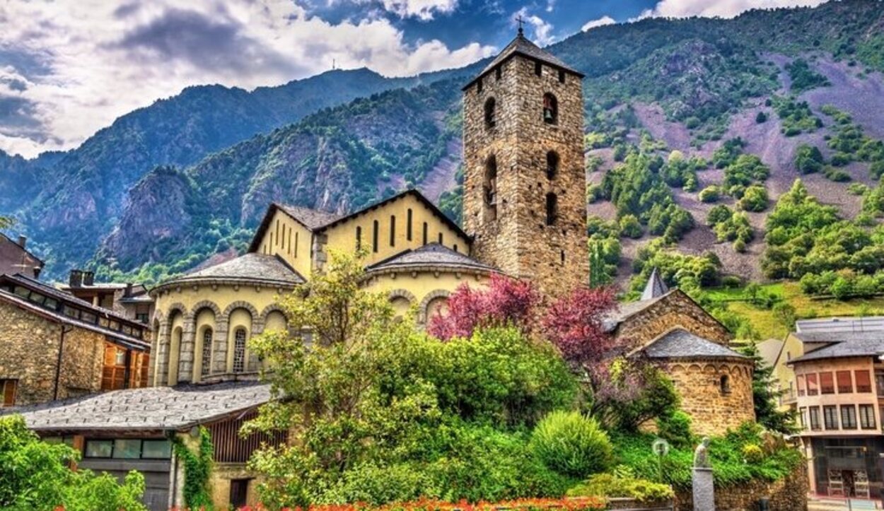 La Iglesia de Sant Esteve es de estilo románico y fue construida en el siglo XII