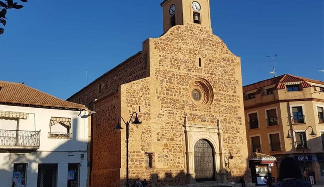 Iglesia de San Felipe y Santiago, situada justo en la Plaza de España del pueblo